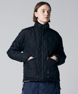 ブラック×プリントカモ(ダウン面)/モデル身長 171cm/着用サイズ XS