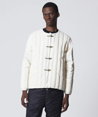 オフホワイト×セージ(表側)/モデル身長 184cm/着用サイズ L