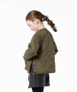 ダークオリーブ/モデル身長 135cm/着用サイズ 140