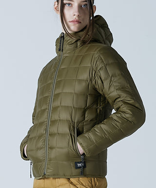 オリーブ×ダークオリーブ(ダウン面)/モデル身長 166cm/着用サイズ XS