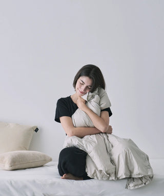 ルームダウン  超軽量 800FP 羽毛布団 ダウン増量150% クッションカバー付き（セミダブルサイズ〜）<TAION-H210W145-DICSP>