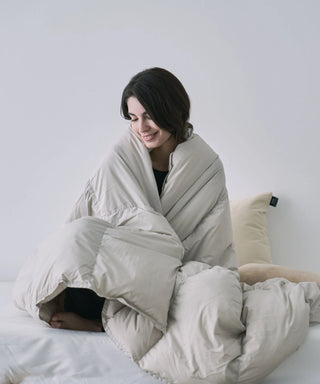 <ルームダウン> ダウン掛け布団 クッションカバー付き（セミダブルサイズ〜ダブルサイズ向け）<TAION-H210W145-DIC>