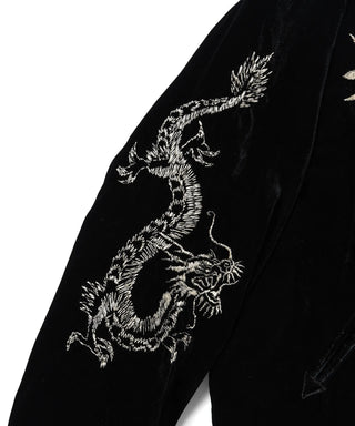 両袖には「龍」刺繍