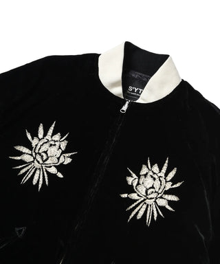 両胸には「花」刺繍
