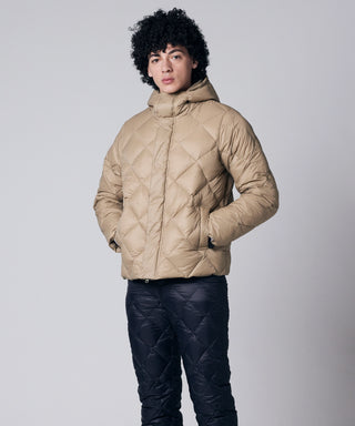 グレーベージュ／モデル身長 180cm／着用サイズ L