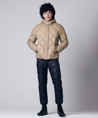 グレーベージュ／モデル身長 180cm／着用サイズ L