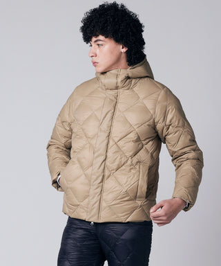 グレーベージュ／モデル身長 180cm／着用サイズ L
