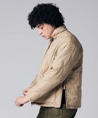 コヨーテ×ベージュ（ダウン面）／モデル身長 180cm／着用サイズ L