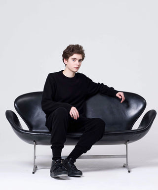 ブラック／モデル身長 182cm／着用サイズ L