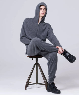 グレー／モデル身長 182cm／着用サイズ L