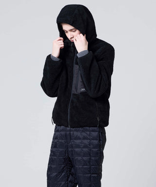 ブラック×ブラック／モデル身長 182cm／着用サイズ L