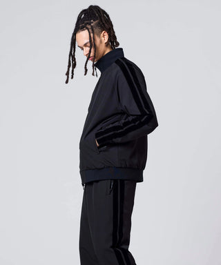 ブラック×ブラック(ブラック)（表面）／モデル身長 181cm／着用サイズ L