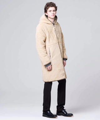 ダークベージュ×グレーベージュ（ボア面）／モデル身長 182cm／着用サイズ L