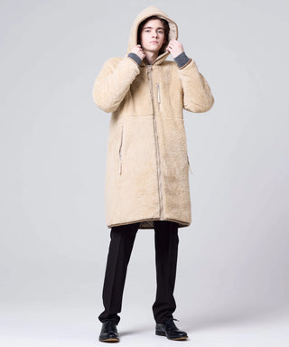 ダークベージュ×グレーベージュ（ボア面）／モデル身長 182cm／着用サイズ L