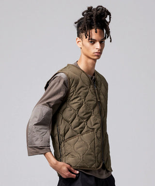 ダークオリーブ／モデル身長 181cm／着用サイズ L