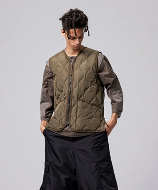 ダークオリーブ／モデル身長 181cm／着用サイズ L