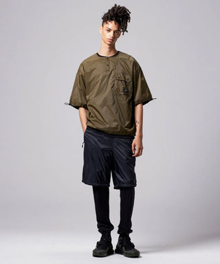 オリーブ／モデル身長 181cm／着用サイズ L