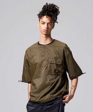 オリーブ／モデル身長 181cm／着用サイズ L