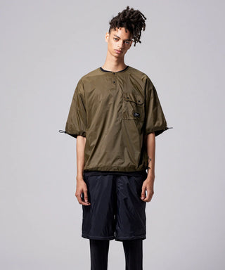 オリーブ／モデル身長 181cm／着用サイズ L