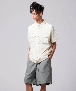 オフホワイト／モデル身長 181cm／着用サイズ L