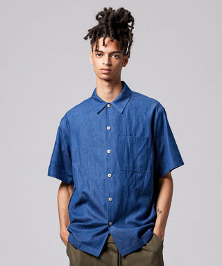 インディゴデニム／モデル身長 181cm／着用サイズ L