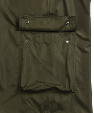 左右脇：フラップ付きカーゴポケット