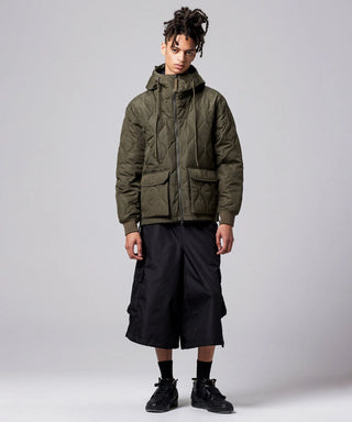 ダークオリーブ／モデル身長 181cm／着用サイズ L