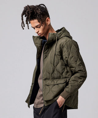 ダークオリーブ／モデル身長 181cm／着用サイズ L