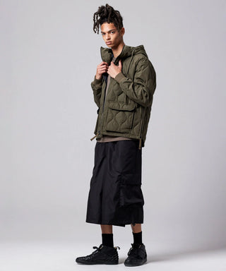 ダークオリーブ／モデル身長 181cm／着用サイズ L