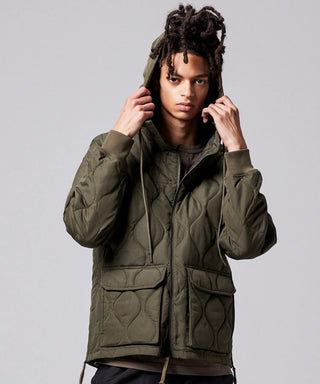 ダークオリーブ／モデル身長 181cm／着用サイズ L