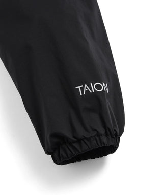 左袖口：TAIONロゴ（リフレクタープリント）