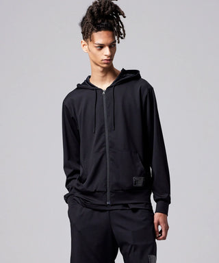 ブラック／モデル身長 181cm／着用サイズ L