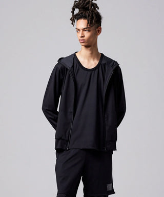 ブラック／モデル身長 181cm／着用サイズ L