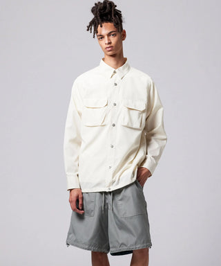 オフホワイト／モデル身長 181cm／着用サイズ L