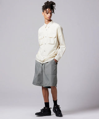 オフホワイト／モデル身長 181cm／着用サイズ L