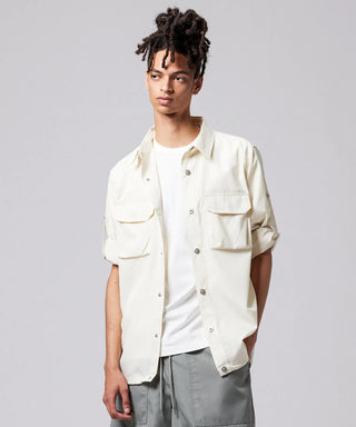 オフホワイト／モデル身長 181cm／着用サイズ L