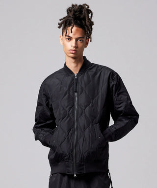 ブラック／モデル身長 181cm／着用サイズ L