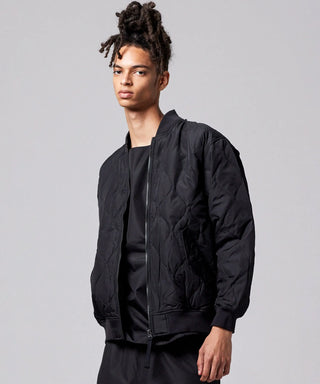 ブラック／モデル身長 181cm／着用サイズ L