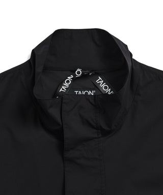 襟：スタンドネックデザイン