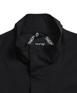 襟：スタンドネックデザイン