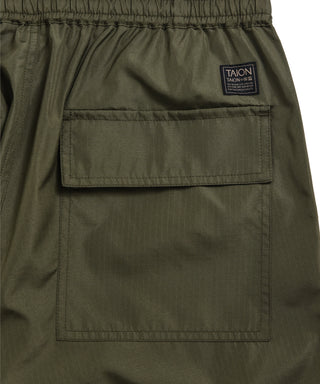 右後ろ：フラップ付きパッチポケット