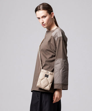 グレーベージュ