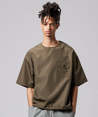 ダークオリーブ／モデル身長 181cm／着用サイズ L