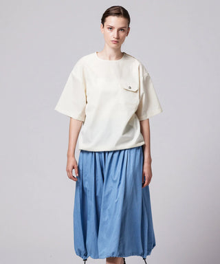 オフホワイト／モデル身長 181cm／着用サイズ L