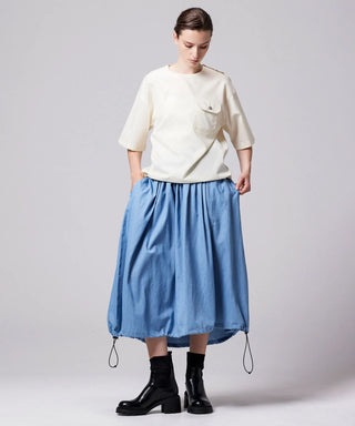 オフホワイト／モデル身長 181cm／着用サイズ L