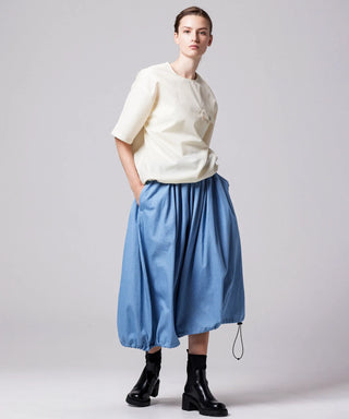 オフホワイト／モデル身長 181cm／着用サイズ L