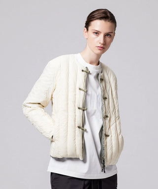 オフホワイト×セージ（表側）／モデル身長 169cm／着用サイズ XS