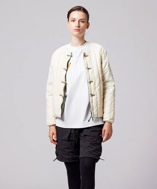 オフホワイト×セージ（表側）／モデル身長 169cm／着用サイズ XS