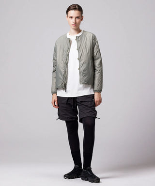 オフホワイト×セージ（裏側）／モデル身長 169cm／着用サイズ XS