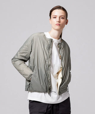 オフホワイト×セージ（裏側）／モデル身長 169cm／着用サイズ XS